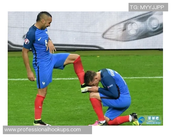 足球明星亲密互动互赠球鞋展现友谊与竞技精神的完美结合 足球明星亲密互动互赠球鞋展现友谊与竞技精神的完美结合